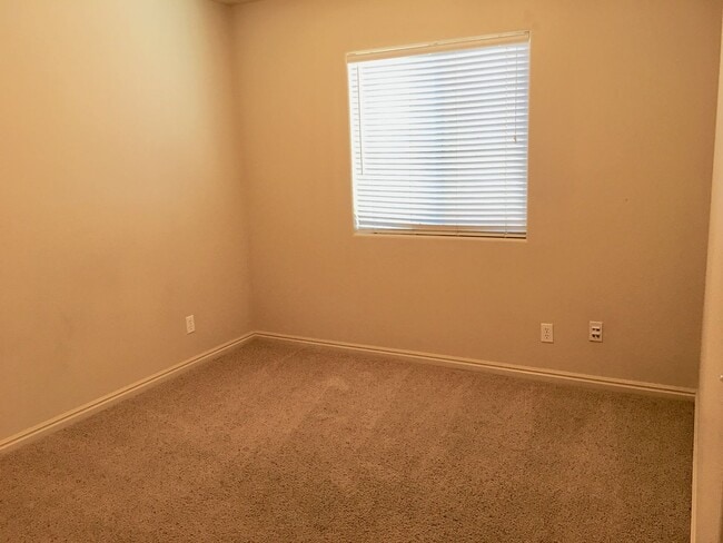 Building Photo - 3-BR Townhome in Fox Cove