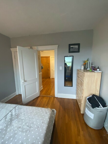 Building Photo - 378 Riverway