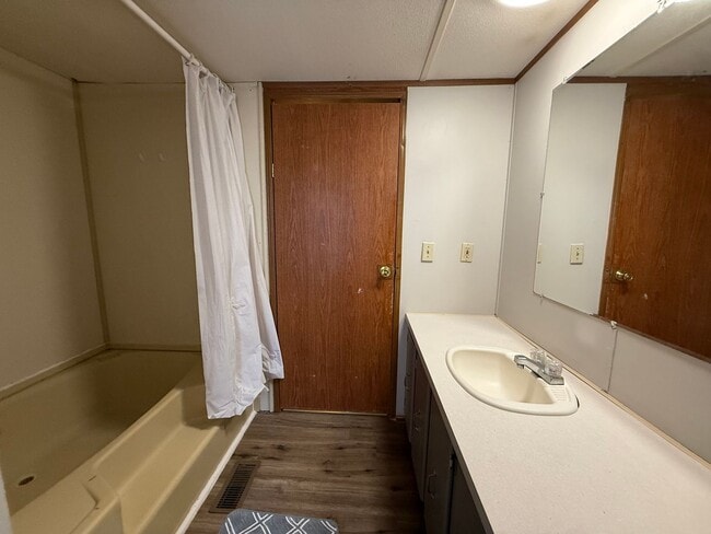 Building Photo - Move-In Ready 3 Bed, 2 Bath Home in Newton...