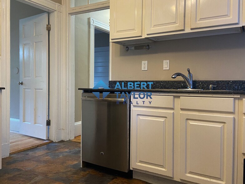 Building Photo - 1 Parker Hill Ter