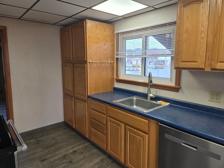 Kichen with plenty of storage - 87 Essex St