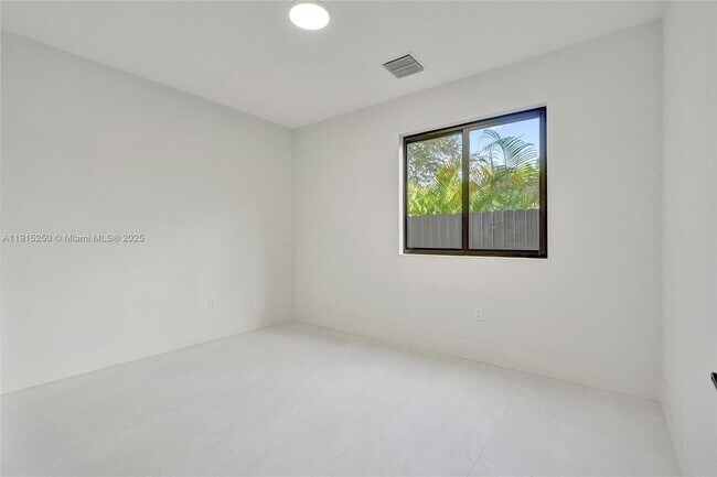 Building Photo - 119 NE 118th St