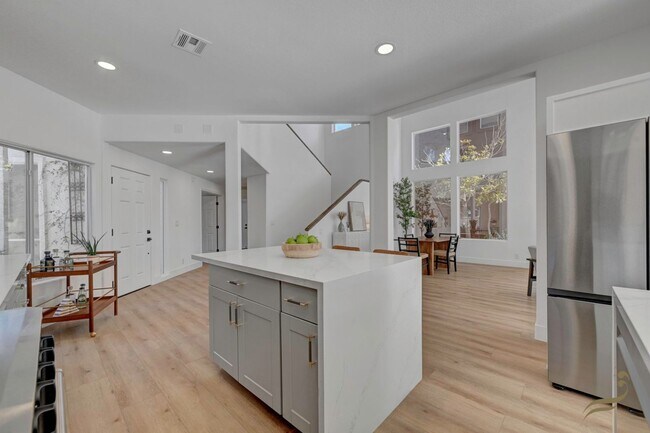 Building Photo - 3 Bedroom, 2.5 Bath Golf Course Home in Guard-Gated Canyon Gate