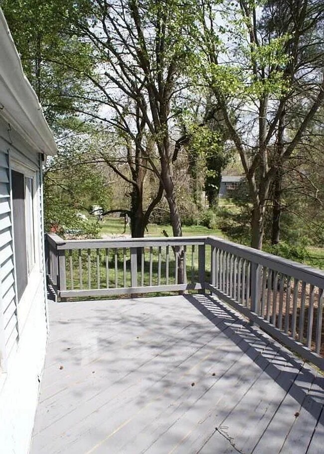 Building Photo - Knoxville 37920 - 3 bedroom 1 bath - call ...