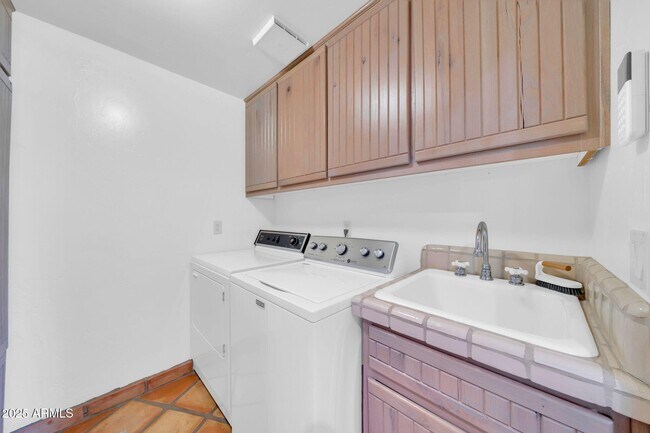 Building Photo - 110 E Concorda Dr