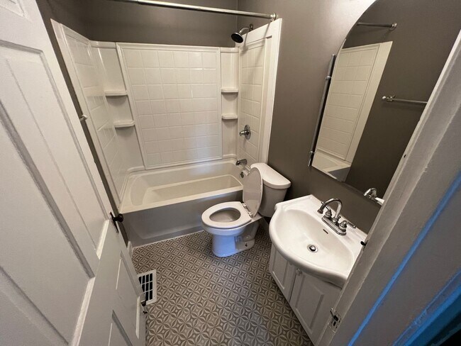 Building Photo - 4bed/2bath Available August 2024