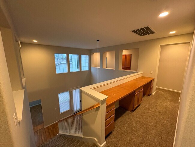 Building Photo - Gorgeous 5 Bedroom, 3.5 Bath Mountain House Home