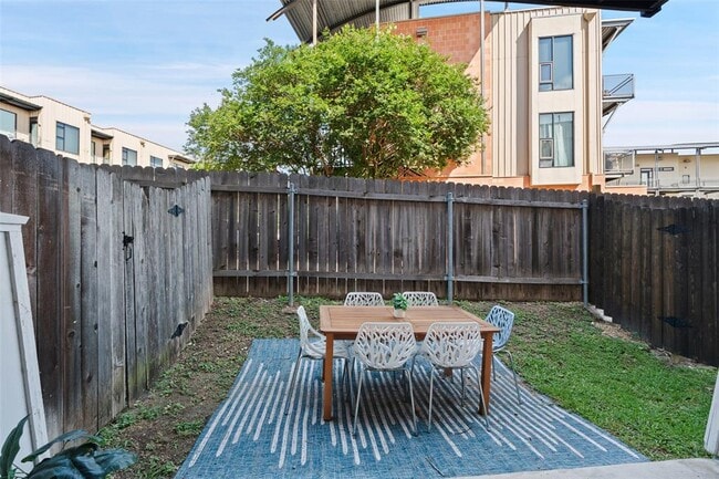 Building Photo - 2520 Bluebonnet Ln