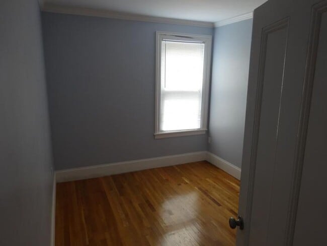 Building Photo - No Brokers Fee, No Security Deposit, Bright Large luxury unit, High-End tiled bathrooms, In-Unit ...