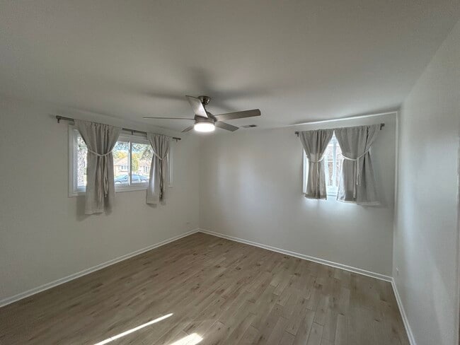 Building Photo - 946 E Grant Dr