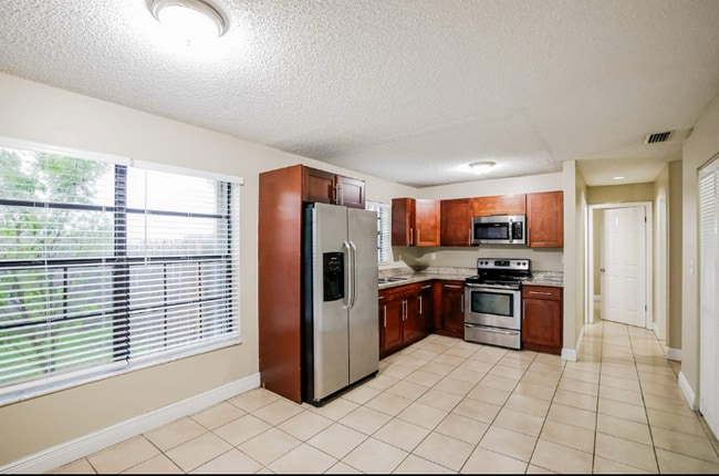 Building Photo - 20018 W Oakmont Cir