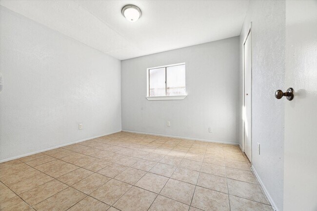 Building Photo - 5527 Irish Hill Dr