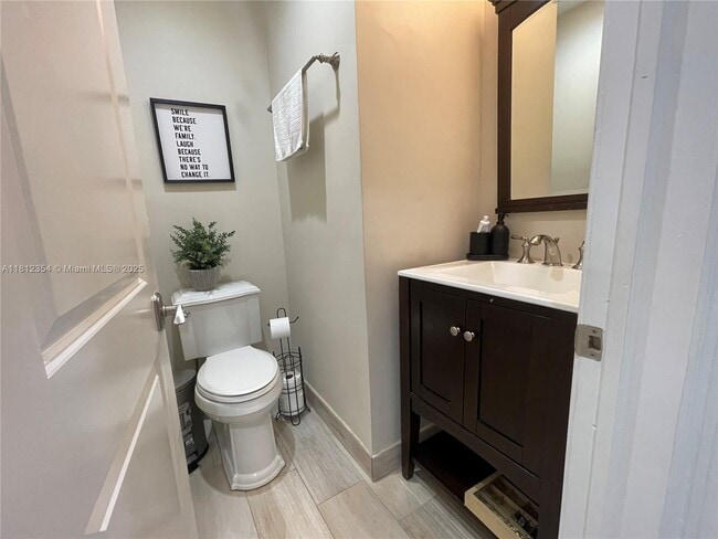 Building Photo - 557 De Leon Dr