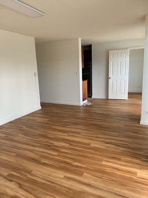 Building Photo - Waikiki Twin Towers - Great location in he...