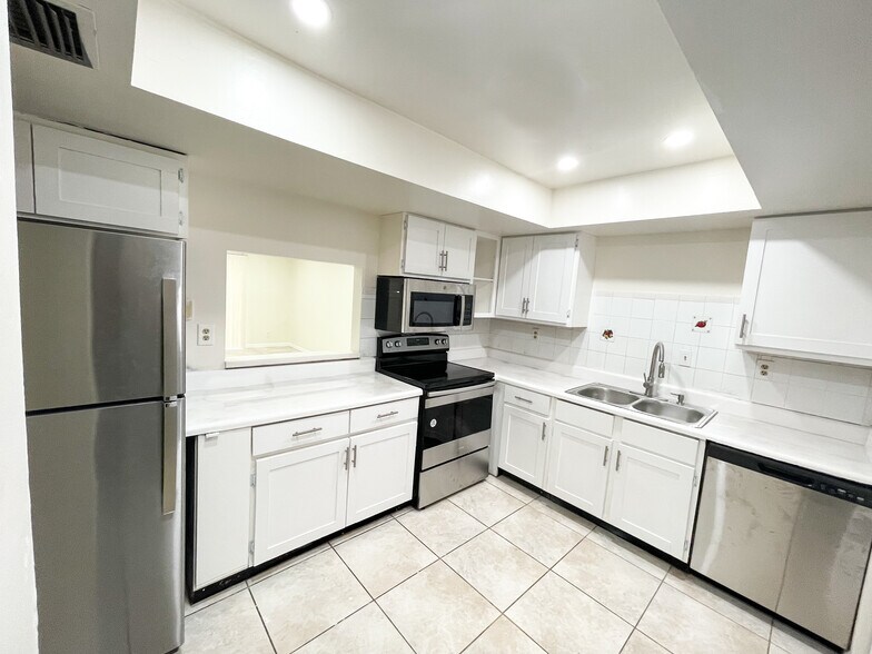 Kitchen - 4583 Barclay Cres