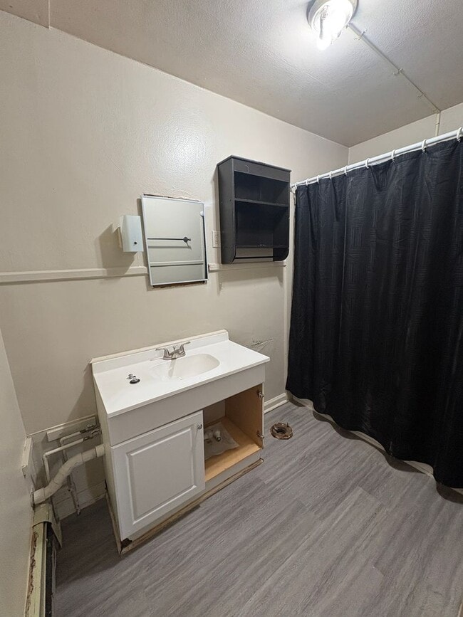 Building Photo - Centrally Located 3 bedroom home