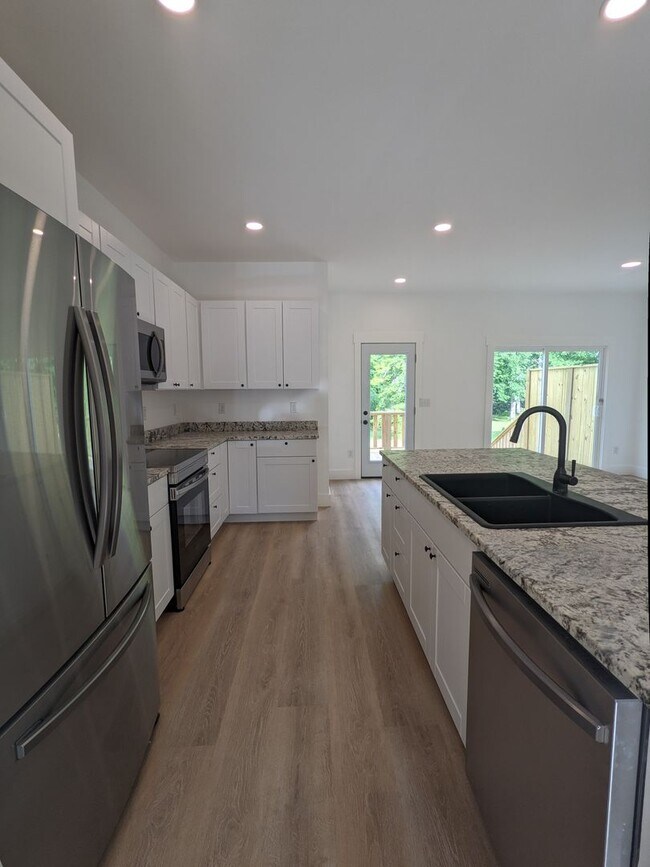 Building Photo - Black Mountain Rental!