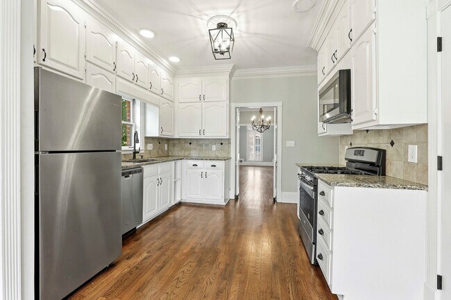 Building Photo - Charming 3BR Townhome with Elevator in the Heart of Fayetteville
