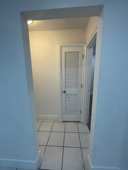 Building Photo - 2510 SW 27th St