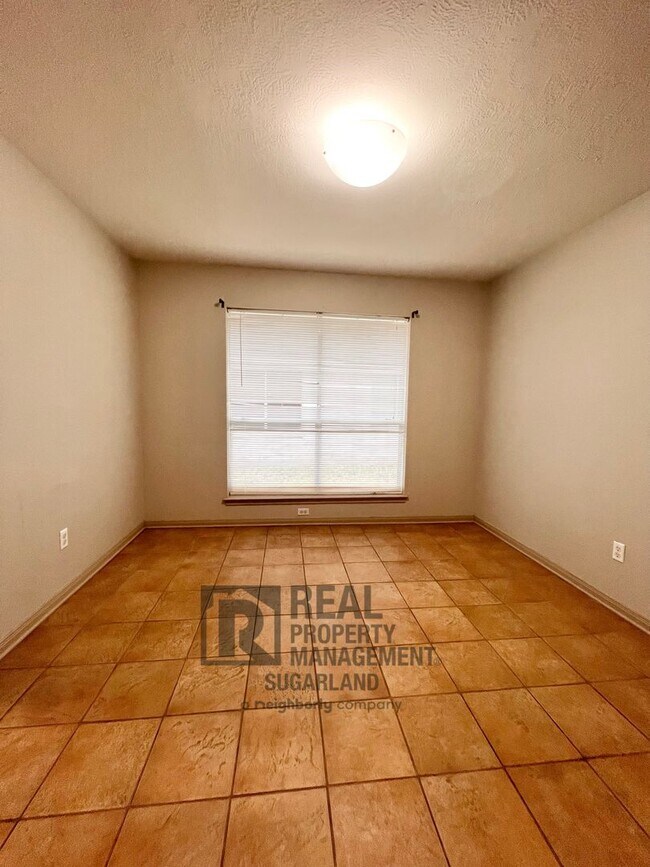 Building Photo - Beautiful One Story Home