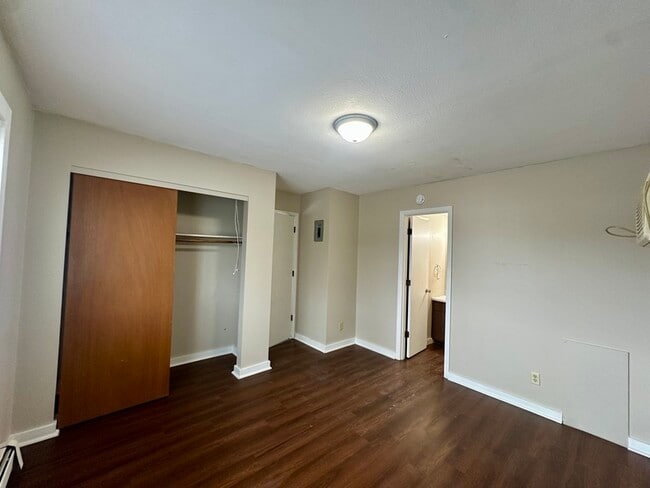 Building Photo - 1485 Meadowview Dr