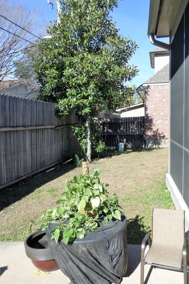 Building Photo - Location and upgrades! 3BR/2BA dbl garage, tons of storage, no carpet!