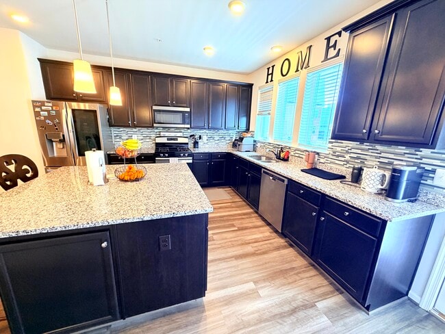 Building Photo - Private room with all utilties included
