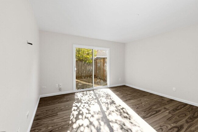 Building Photo - 400-402 Underhill Drive