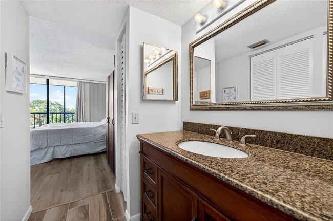 Building Photo - 6218 Palma Del Mar Blvd S