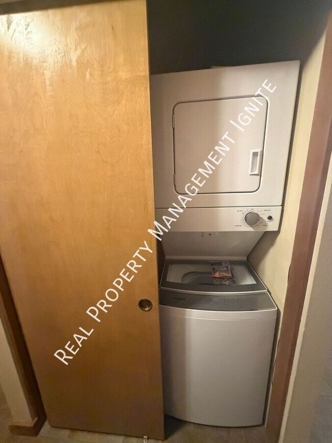 Building Photo - 19717 SW Mount Bachelor Dr