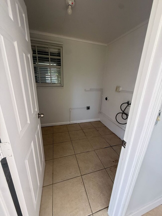 Building Photo - Renovated 4/3 Home ready to move in!