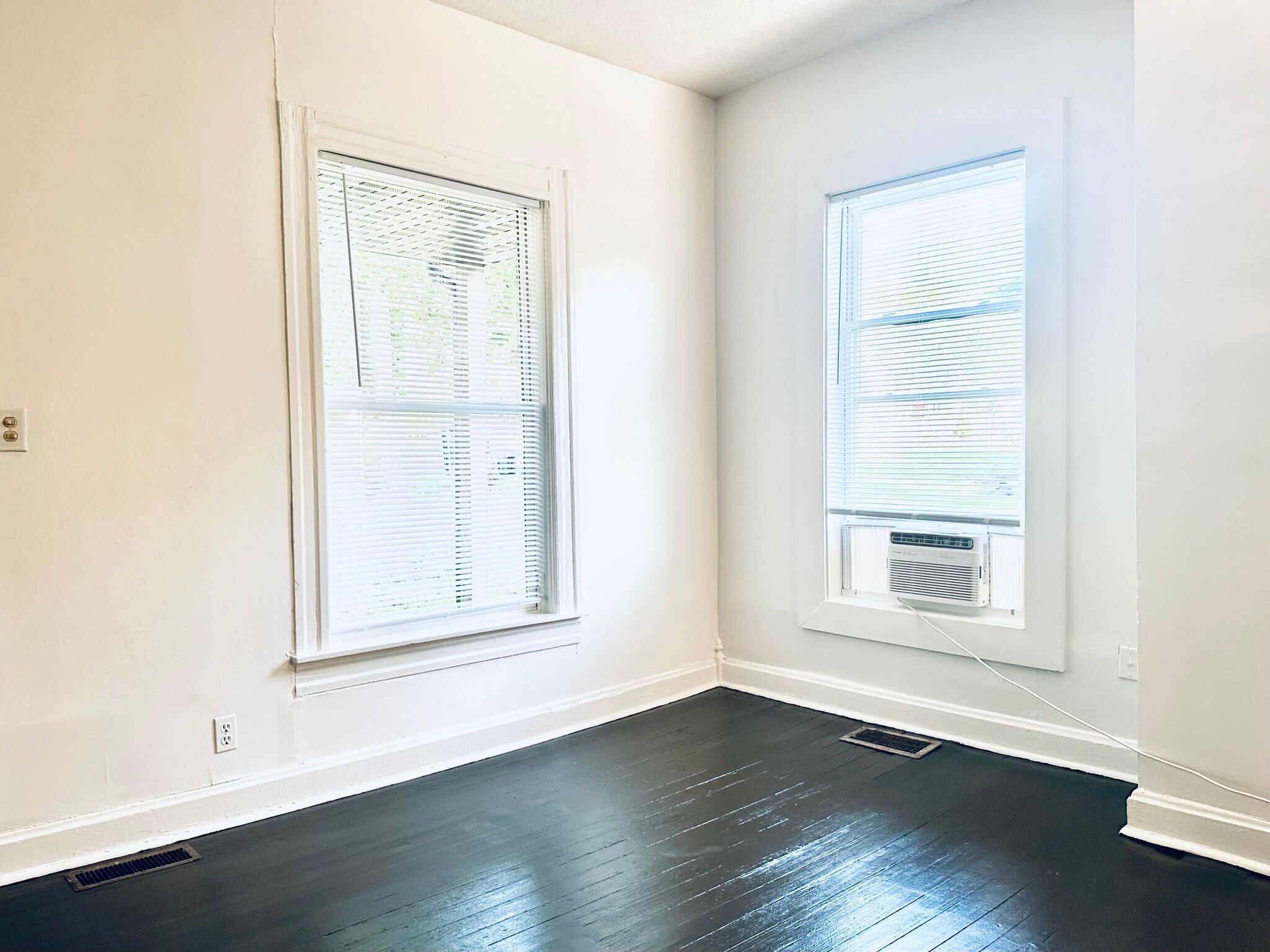 living roo - 1105 S Rogers St