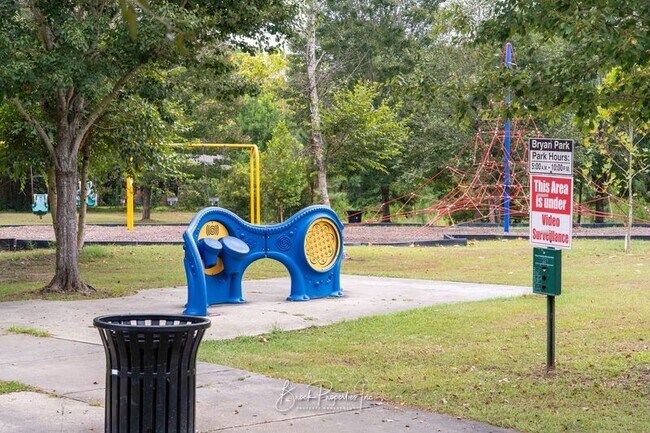 Building Photo - 6395 Duquesne Dr