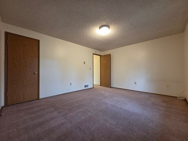 Building Photo - Spacious home with fully fenced yard!