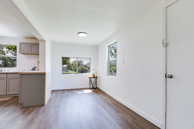 Building Photo - 512 E 18th St