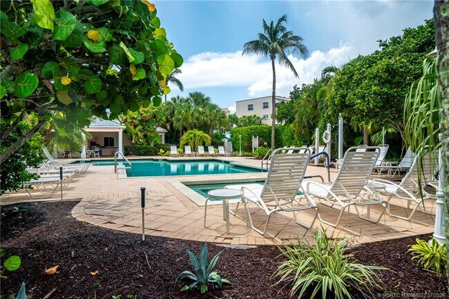 Building Photo - 5750 NE Island Cove Way