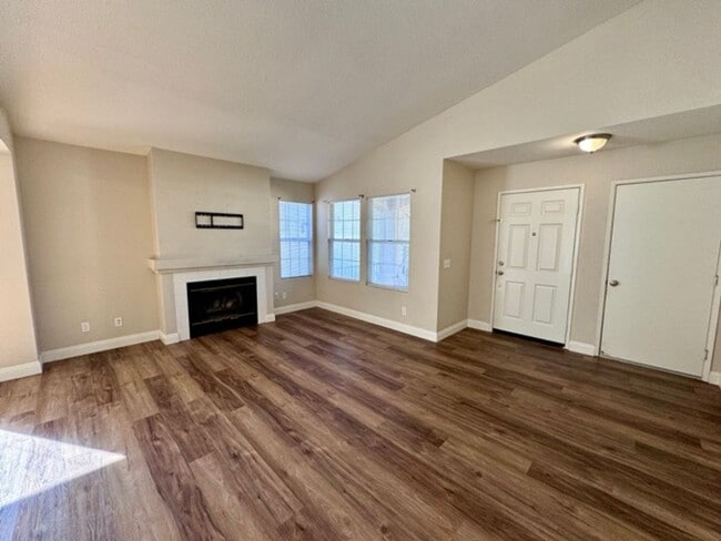 Building Photo - 3 bedroom Temecula home available for LEASE!