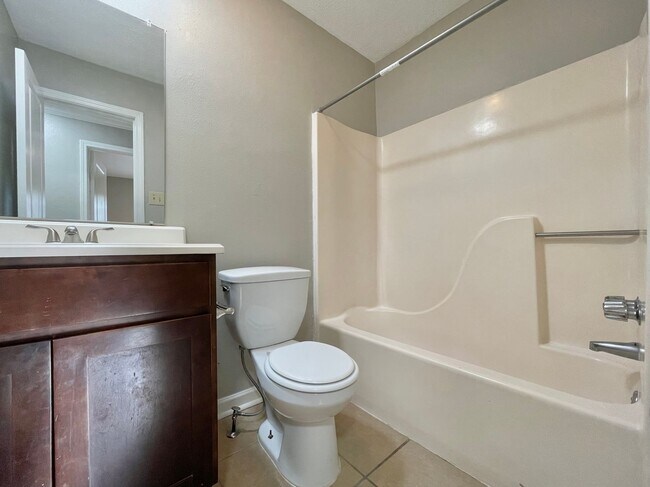 Building Photo - 14911 Central Woods Ave