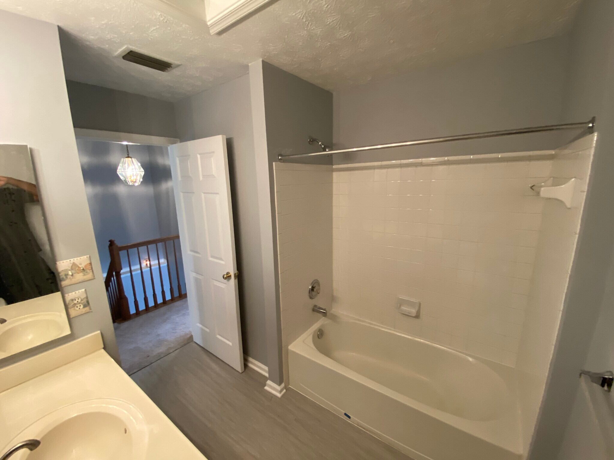 Hallway 2nd floor full bath with tub - 7812 Foxfarm Ln