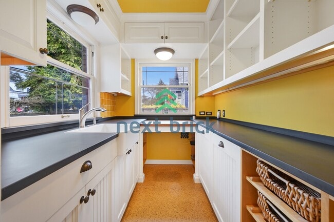 Building Photo - A classic vintage house ready to rent