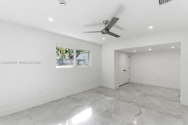 Building Photo - 291 Shore Dr E