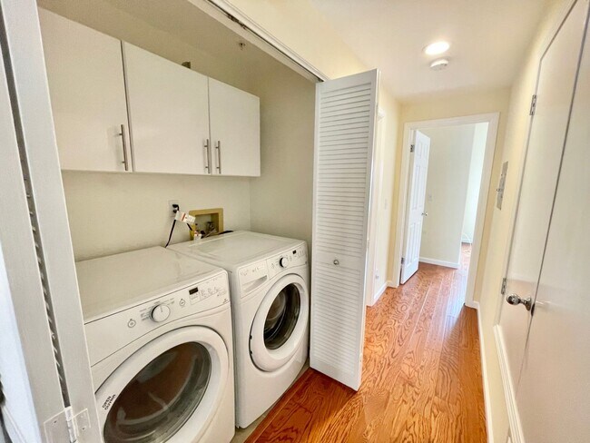 Building Photo - 2BD/2BA Spacious Crocker Amazon Condo, Gat...