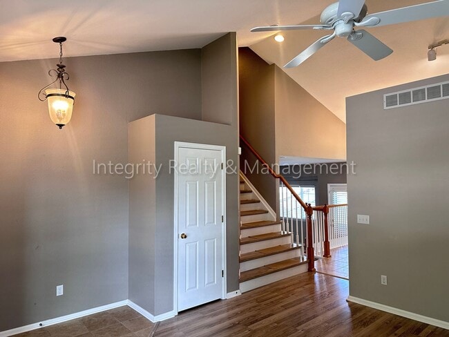 Building Photo - 1041 W Laurenwood Ln
