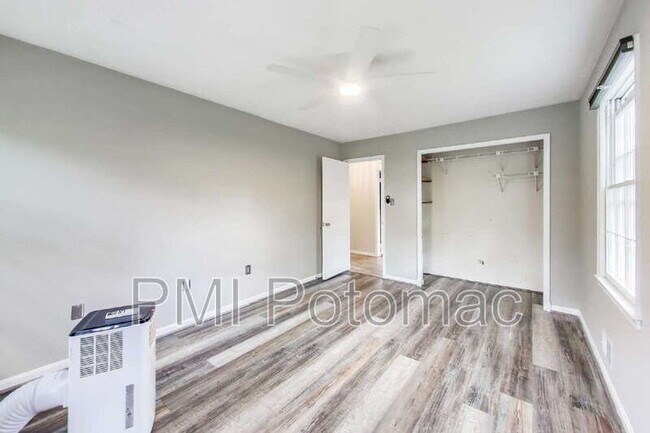 Building Photo - 1718 Crestview Dr