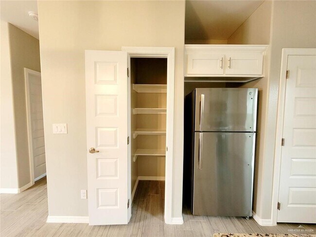 Building Photo - 14 Stauffers St