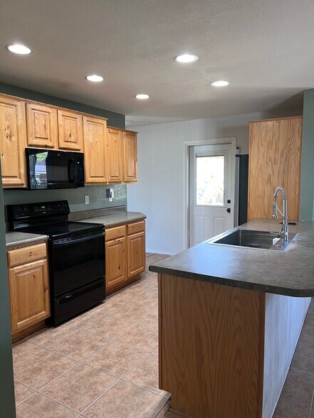 Building Photo - 3015 E Desert Cove Ave