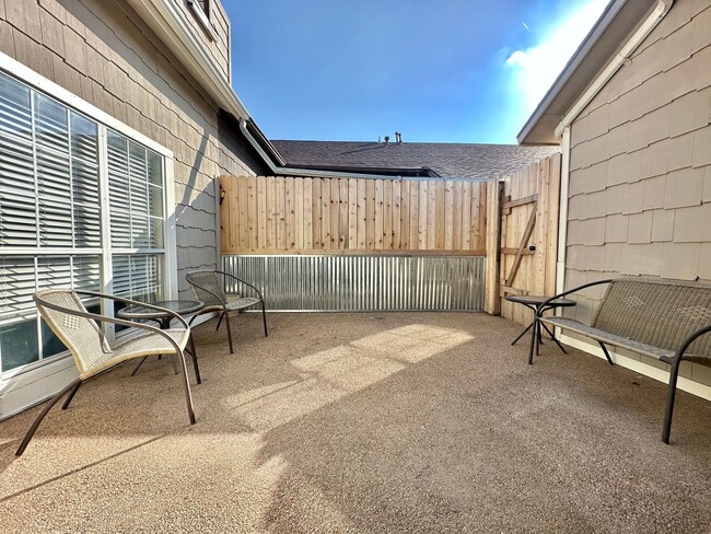Building Photo - COMING SEPTEMBER 2025 - Updated 3 Bedroom ...