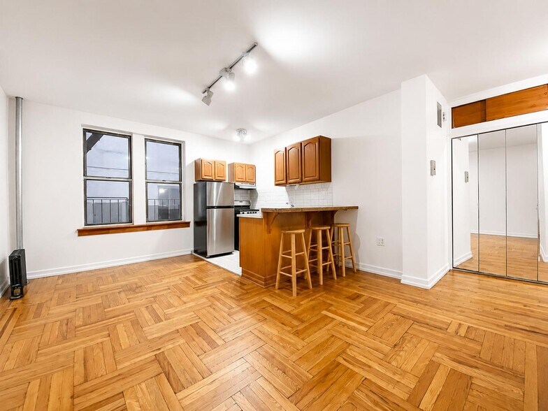 Building Photo - 707 W 171st St