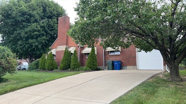 Building Photo - 1076 Sherwood Dr