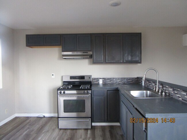 Building Photo - East Bakersfield Ready to Move In House wi...